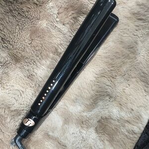 T3 Glossy Black Hair Straightener